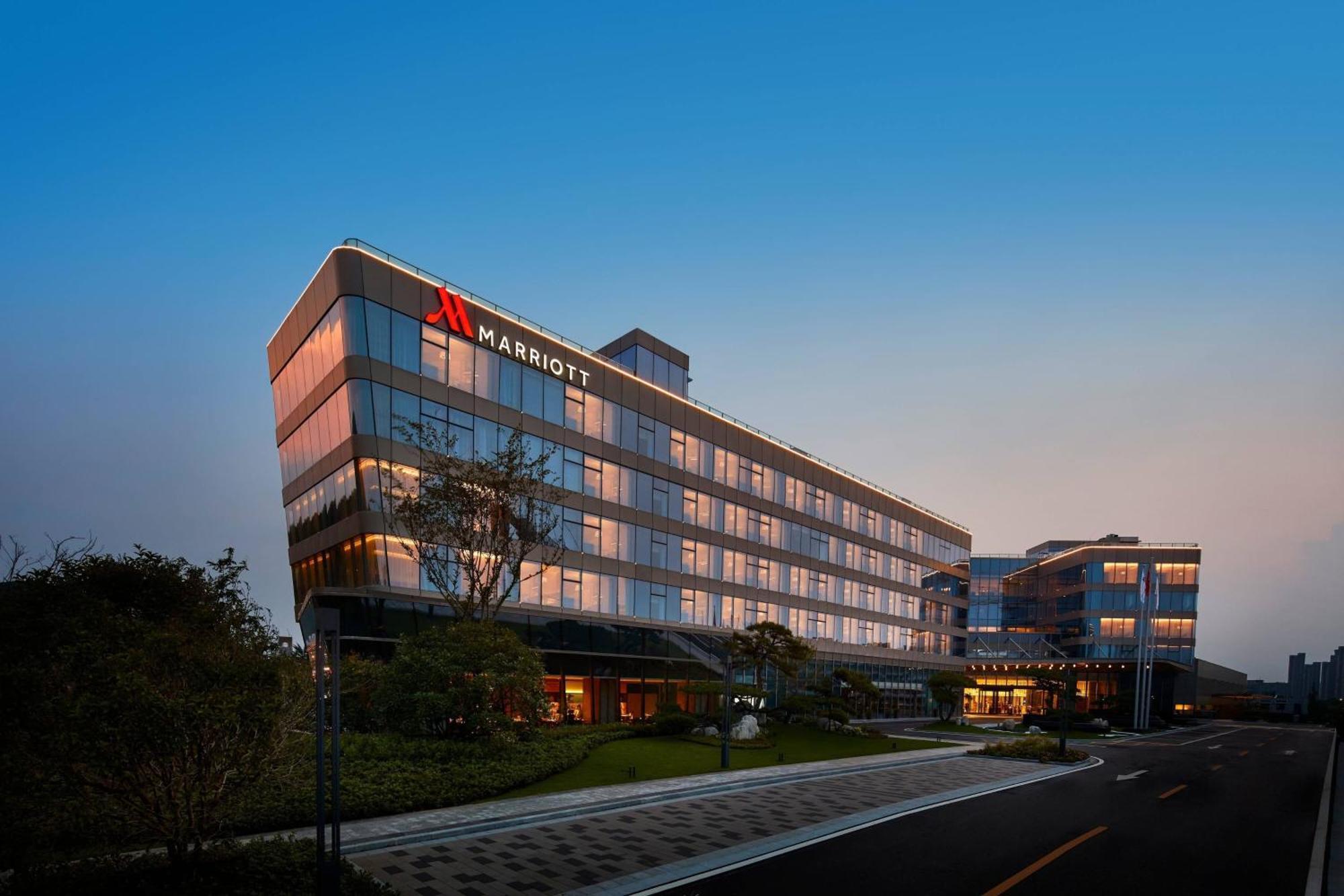 Xuzhou Marriott Hotel Lakeview Bagian luar foto